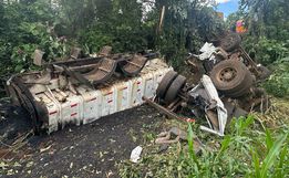 Caminhão sai da pista e desce ribanceira na BR-158 em Caibi