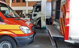 Caminhoneiro tem perna amputada após caminhão desandar e colidir em pilar de posto de combustíveis