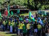 VÍDEO: Dezenas de pessoas participam de ato em frente ao 14º RCMec
