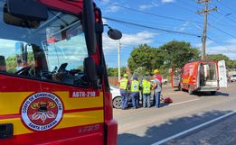 Mulher vai parar em cima de capô de carro em acidente na Willy Barth 