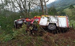 Caminhão dos bombeiros sai da pista a caminho de incêndio no interior de Mondaí