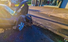Condutor foge após colidir com o carro em poste na Willy Barth