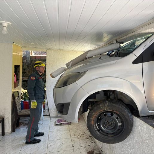 Carro invade residência e fica "entalado" em estrutura no Oeste
