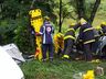 Homem sofre ferimentos graves após carro sair de pista e bater em árvore na BR-282