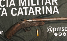 Crianças encontram arma escondida perto de salão comunitário em Guaraciaba