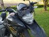 Moto colide em fiação sobre a pista e duas pessoas ficam feridas em acidente na SC 163