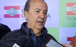 Suspeitos de mensagens de ameaças de morte contra o governador de SC são alvos de operação