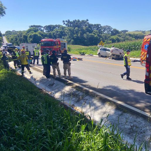 Colisão frontal entre veículos mata dois e deixa sete feridos na BR 282