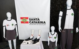 Santa Catarina vai distribuir uniformes escolares para todos os alunos da rede estadual em 2026