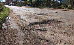 Situação extrema leva prefeitos a realizar tapa-buracos na BR-163