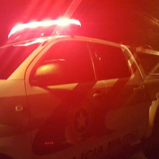 Homem é encontrado morto com faca cravada na cabeça