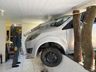 Carro invade residência e fica "entalado" em estrutura no Oeste
