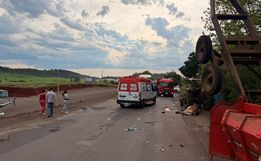 Homem fica gravemente ferido em colisão entre caminhão e trator na BR-282 