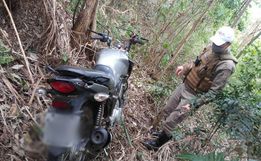 Motociclista de 20 anos fica gravemente ferido em colisão contra carro