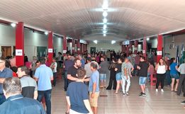 Votação inicia com grande movimentação de eleitores em Santa Helena