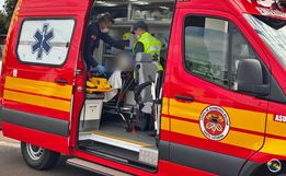 Trabalhador sofre ferimentos graves após estrutura cair sobre ele em SMOeste