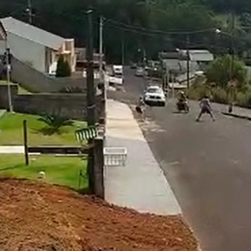 VÍDEO: homem se joga na frente de motociclista que fugia da polícia em SC