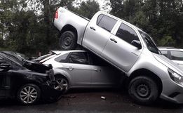 Caminhonete fica sobre carro após acidente na BR-470 em SC