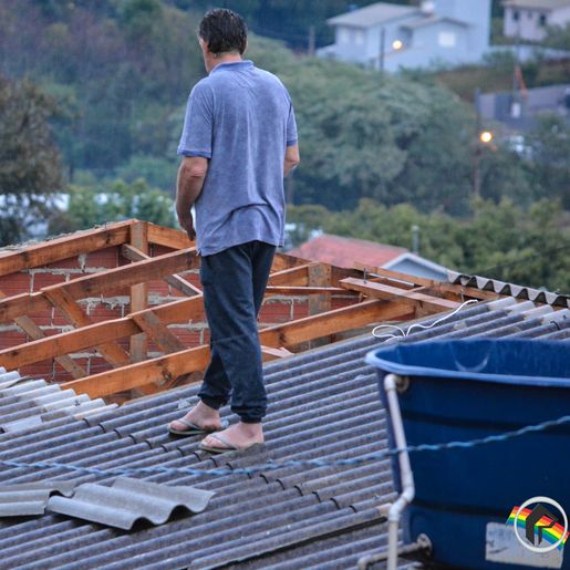 Casa é parcialmente destelhada em bairro de São Miguel do Oeste