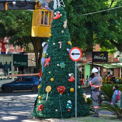 Decoração e iluminação Natalina são instaladas em São Miguel do Oeste 