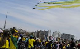 Desfile em comemoração ao Bicentenário reúne multidão na Esplanada