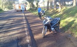 Mulher sofre graves ferimentos em queda de motocicleta na SC 163