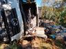 Caminhoneira fica presa às ferragens em tombamento na BR-282