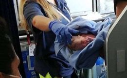 Mulher dá à luz em voo e bebê ganha passagens de graça pelo resto da vida 