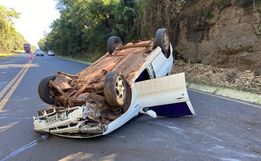 Mulher fica ferida após capotamento na BR-282, em São Miguel do Oeste