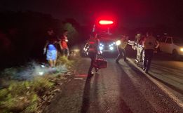 Motociclista fica ferido após perder o controle e sair da pista, em SMOeste