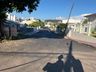 Caminhão derruba fios, motociclista se enrosca e sofre queda em SMO