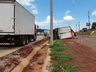 Caminhão carregado de frango sai da pista e tomba na BR-163 em São José do Cedro