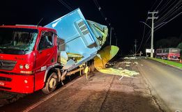Condutor colide com caminhão em poste na Willy Barth em SMO