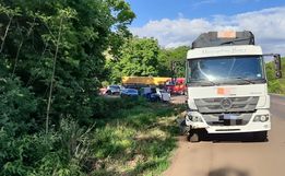 Acidente com três veículos deixa duas pessoas feridas na BR-282, em Flor do Sertão