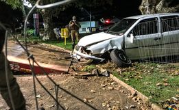 VÍDEO: Motorista invade praça e foge do local em São Miguel do Oeste