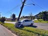 Veículo colide em poste e interdita avenida Willy Barth em SMOeste