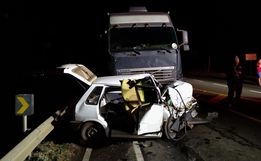 Mulher morre em acidente entre carro e caminhão na SC-157