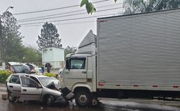Condutor de veículo sofre ferimentos graves em colisão com caminhão
