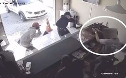 VÍDEO: Pai e filho são surpreendidos por ladrões e reagem sacando armas