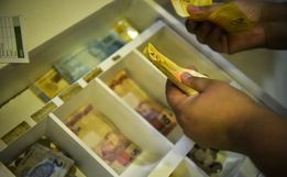 Aposentados e pensionistas começam a receber antecipação do 13º