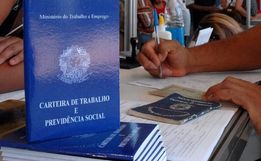 Taxa de desemprego foi de 8,5% entre fevereiro e abril, a menor desde 2015, diz IBGE