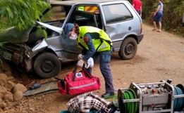 Mulher fica ferida ao colidir veículo em barranco
