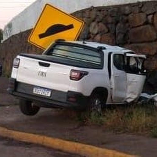 Motorista fica gravemente ferido após bater carro em muro de pedras