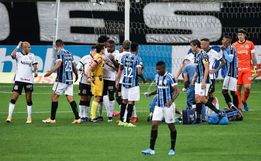 Grêmio fica com dois a mais, mas só empata com o Corinthians