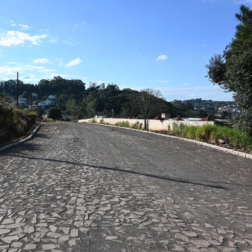 Descanso  prossegue com obras de calçamento em estradas no interior