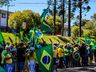 VÍDEO: Dezenas de pessoas participam de ato em frente ao 14º RCMec