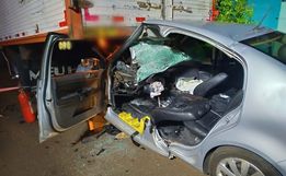 Mulher fica presa às ferragens após colidir na traseira de caminhão em Chapecó