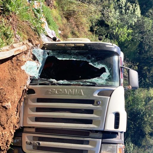 Motorista fica ferido após tombar carreta carregada com sementes na SC-161