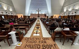 Sem procissão nas ruas, Corpus Christi é celebrado com tapetes dentro da igreja em SMO
