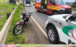 Acidente entre caminhão e moto deixa jovem ferida na SC 157
